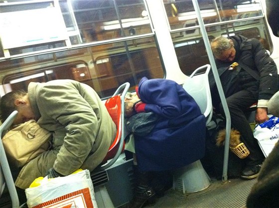 Bezdomovci v tramvaji (ilustraní foto)