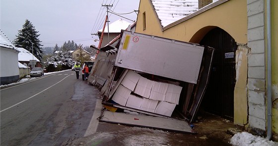 V Drahonicích na Strakonicku se vysypal kamion s papírem.