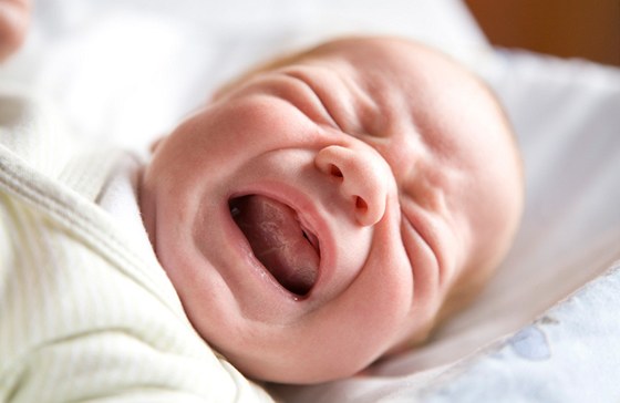 Myslíte, že plačící miminko potřebuje k uklidnění ticho? Naopak. Zapněte vysavač, fén či digestoř... (Ilustrační snímek.)