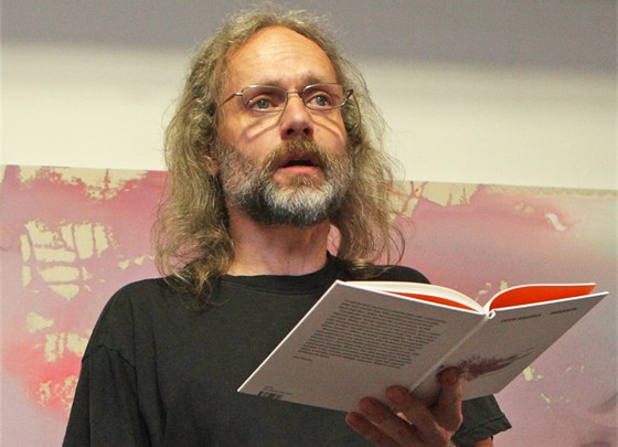 Nic se nedá dlat, básník Petr Hruka zaal novou knihu psát podruhé.