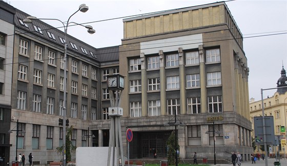 V budově na náměstí Edvarda Beneše už nebude sídlit Česká spořitelna.