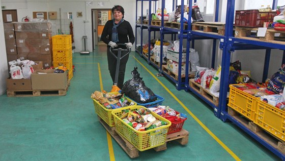Potravinová banky shromažďují darované potraviny pro sociálně slabé lidi.