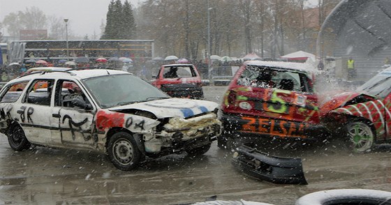 Vraky starých aut se utkaly pi demoliním derby na budjovickém výstaviti.