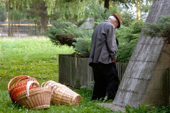 Devětapadesátiletý opilý muž si krátil cestu přes zahradu. Když přelézal plot, uvázla mu v něm noha. Ilustrační snímek