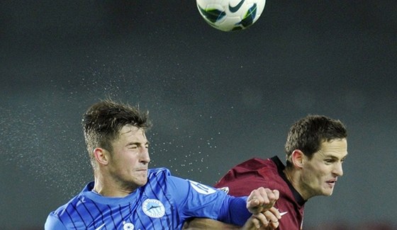 Liberecký fotbalista Luká Vácha (vlevo) v souboji se sparanem Mario Holkem v
