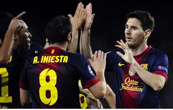 Andrés Iniesta (vlevo) a Lionel Messi, spoluhrái z Barcelony a kanditáti na Zlatý mí.