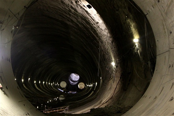 Pohled z traťového tunelu do stanice Petřiny v primárním ostění