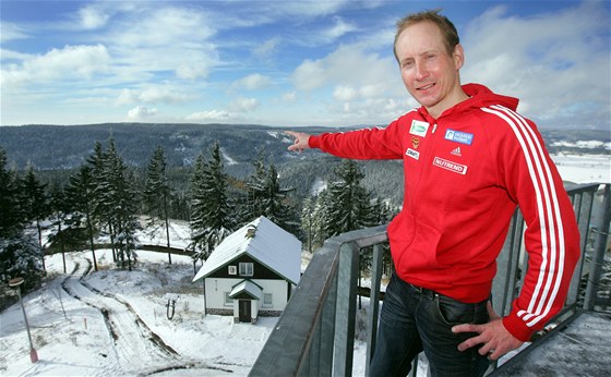 Bka Luká Bauer ukazuje z ochozu horského hotelu Pleivec na stejnojmenném