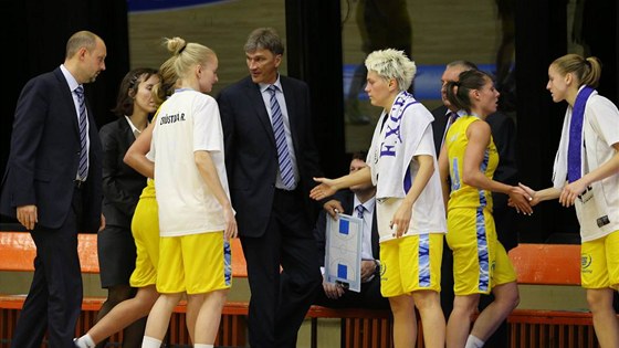Basketbalistky ZVVZ USK Praha míí k oddechovému asu.