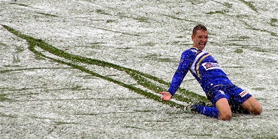 Ústecký fotbalista Richard Veverka slaví vítzný gól proti Bohemians 1905.