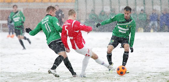 NA SNHU. Fotbalisté Sokolova (v zeleném) a Pardubic bojovali v pravých zimních