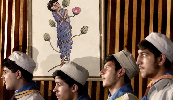 Afghántí skauti stojí ped plakátem, který bojuje proti pstování opia (26.