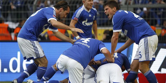 MODRO-BÍLÁ HROMÁDKA RADOSTI. Fotbalisté Schalke se radují z vítzného gólu...