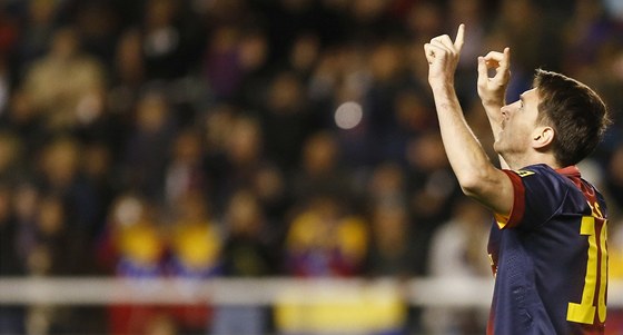 Lionel Messi slaví svým tradiním zpsobem gól.