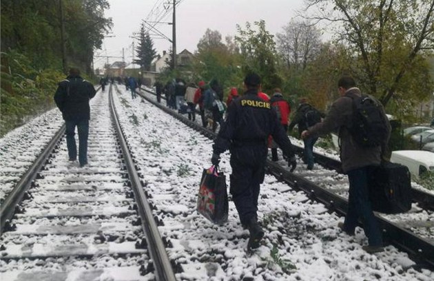 Cestující z vlaku, který uvázl u Nelahozevsi, jdou k nejbli��ímu nádra�í (27.