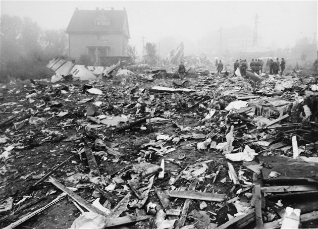 Nejhorší letecká nehoda v Česku. 50 let od pádu těsně před přistáním v Praze