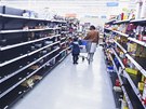 Regály obchodů zejí prázdnotou. Lidé nakupují zásoby potravin před...
