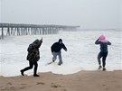 Meteorologové hrozí, že by mohl hurikán Sandy přinést až třímetrové vlny. (28....