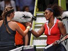DÍKY ZA HRU. Spokojená Serena Williamsová zdraví Viktorii Azarenkovou, kterou