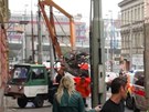 Stet nákladního auta a vozu s vysokozdvinou ploinou na Plzeské ulici v