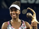 VÍTZKA S TROFEJÍ. Venus Williamsová slaví vítzství na turnaji v Lucemburku.