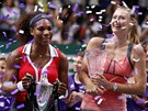 VÍTZKA A PORAENÁ. Serena Williamsová (vlevo) a Maria arapovová po vzájemném
