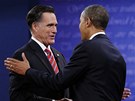 Mitt Romney se vítá s Barackem Obamou bhem poslední prezidentské debaty....