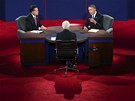 Mitt Romney a Barack Obama bhem poslední prezidentské debaty (22. íjna 2012)