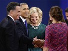 Barack Obama se po debat zdraví s leny rodiny Mitta Romneyho (22. íjna 2012)