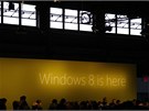 Lidé čekají v předsálí  na uvedení Windows 8.