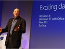 éf firmy Steve Ballmer uvádí novinky Microsoftu.