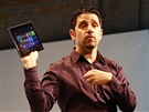 Panos Panay ukazuje své dít tablet Microsoft Surface.