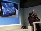 Panos Panay, éf divize Microsoft Surface, práv názorn ukazuje, e kamera...