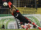 Branká Casillas z Realu zasahuje v utkání v Dortmundu