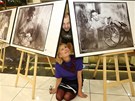 Vilma Cibulková a Václav Marhoul s fotografiemi z kalendáe Neodhalení od...