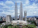 Petronas Towers v Kuala Lumpuru mají  ve 170 metrech nad zemí spojovací most,...