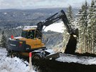 Práce na výstavb sjezdovek nového lyaského areálu Pleivec v Kruných horách