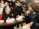 Autogramiáda Madeleine Albrightové v brnnském knihkupectví Barvi a Novotný...