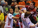 Momentka z pohárového duelu mezi Lovosicemi (bílá) a makedonským Skopje.