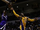 Dwight Howard z LA Lakers se pokouí pekonat Jasona Thompsona ze Sacramenta.