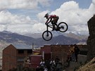 JAKO KONDOR. Extrémní mstský sjezd v Bolívii nabírá na popularit a u trati se