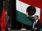 Maarský premiér Viktor Orbán zdraví své píznivce ped symbolem povstání roku