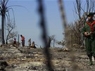 Místní procházejí vypálené čtvrti města Pauktaw a hledají, co přežilo (27.
