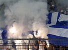 NÁVTVA Z GELSENKIRCHENU. Fanouci Schalke si zápas na stadionu Dortmundu...