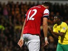 TRENKY DOLE. Olivier Giroud, útoník Arsenalu, podal proti Norwichi tristní