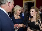 Princ Charles a jeho manelka Camilla pi rozhovoru se zpvakou Kylie Minogue...