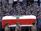 Písluníci zpravodajského oddlení libanonské policie nesou na ramenou rakev...