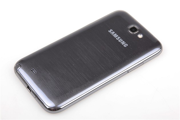 Samsung Galaxy Note II je skuten obí telefon.