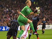 Brank Hart z Manchesteru City zasahuje v zpase na Ajaxu