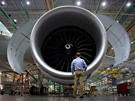 Kontrola motoru Boeingu 777 v továrn v americkém  Everettu ve stát Washington
